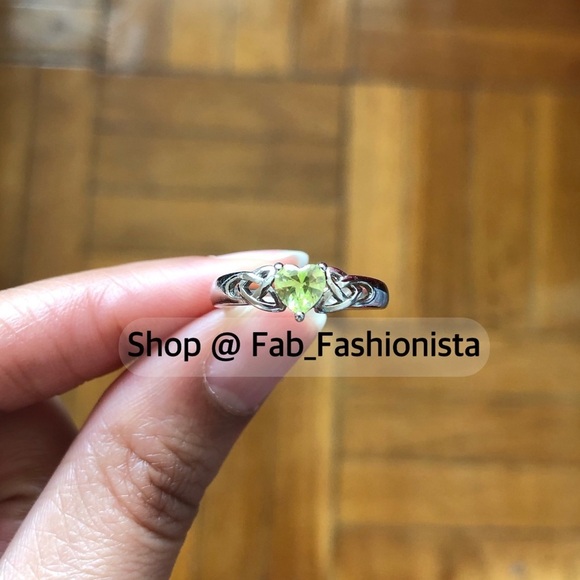 Sterling silver perídot stone ring - Picture 1 of 7